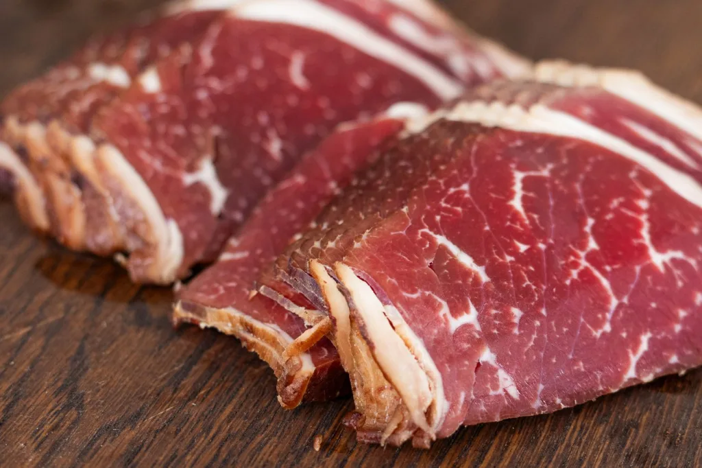 Narezano suho meso sa prirodnom mramoriranošću