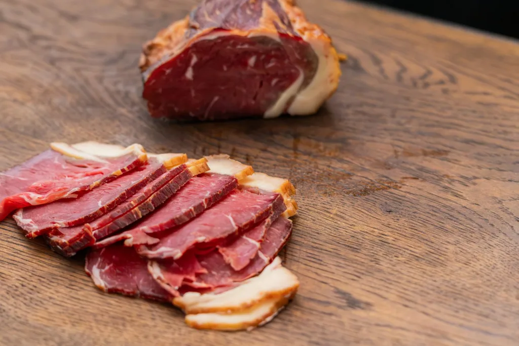 Narezano suho meso na drvenom stolu