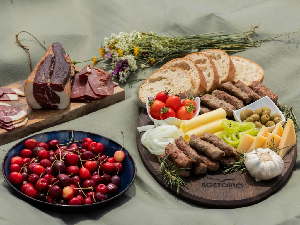 Plata sa suhim mesom, ćevapima i sirom