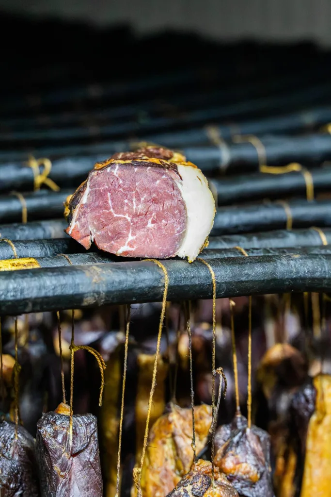 Suho meso u sušari prerade mesa Agetović